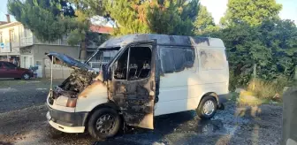 Samsun'da Park Halindeki Minibüste Yangın Çıktı