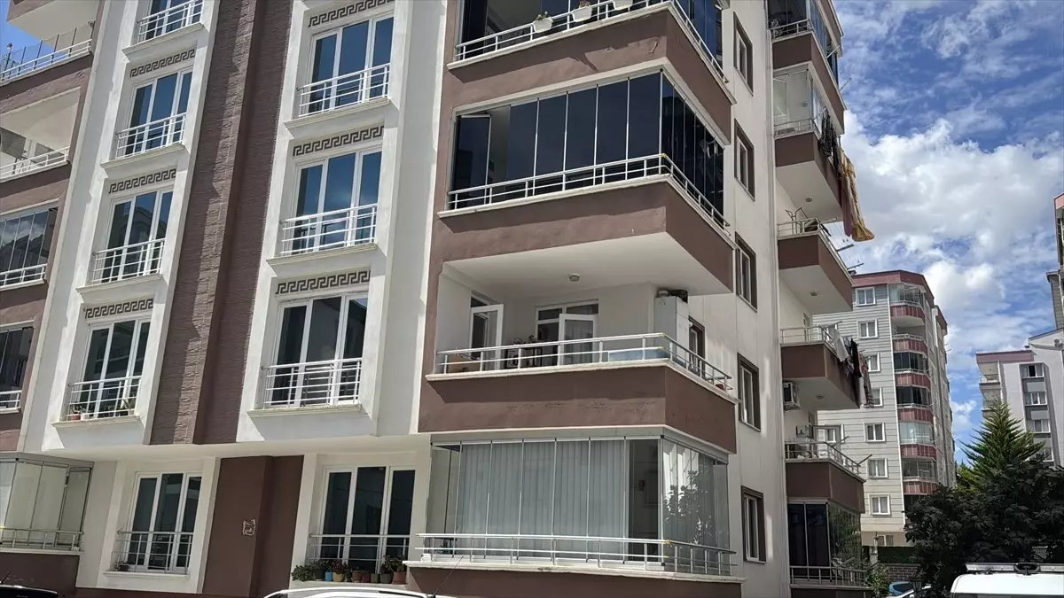 Perde Takarken 3. Kattan Düşen Genç Kız Yaralandı