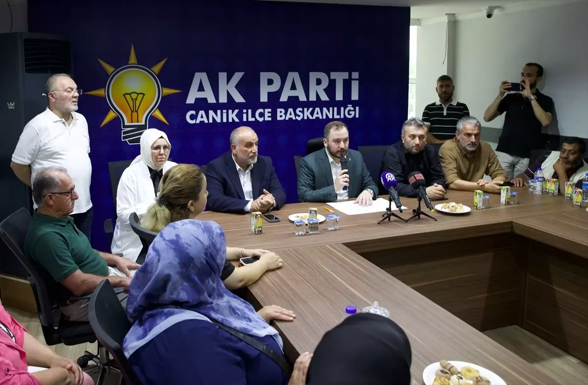 Samsun'da 'Terörsüz Türkiye'ye destek amacıyla vatandaşlara Türk bayrağı dağıtıldı
