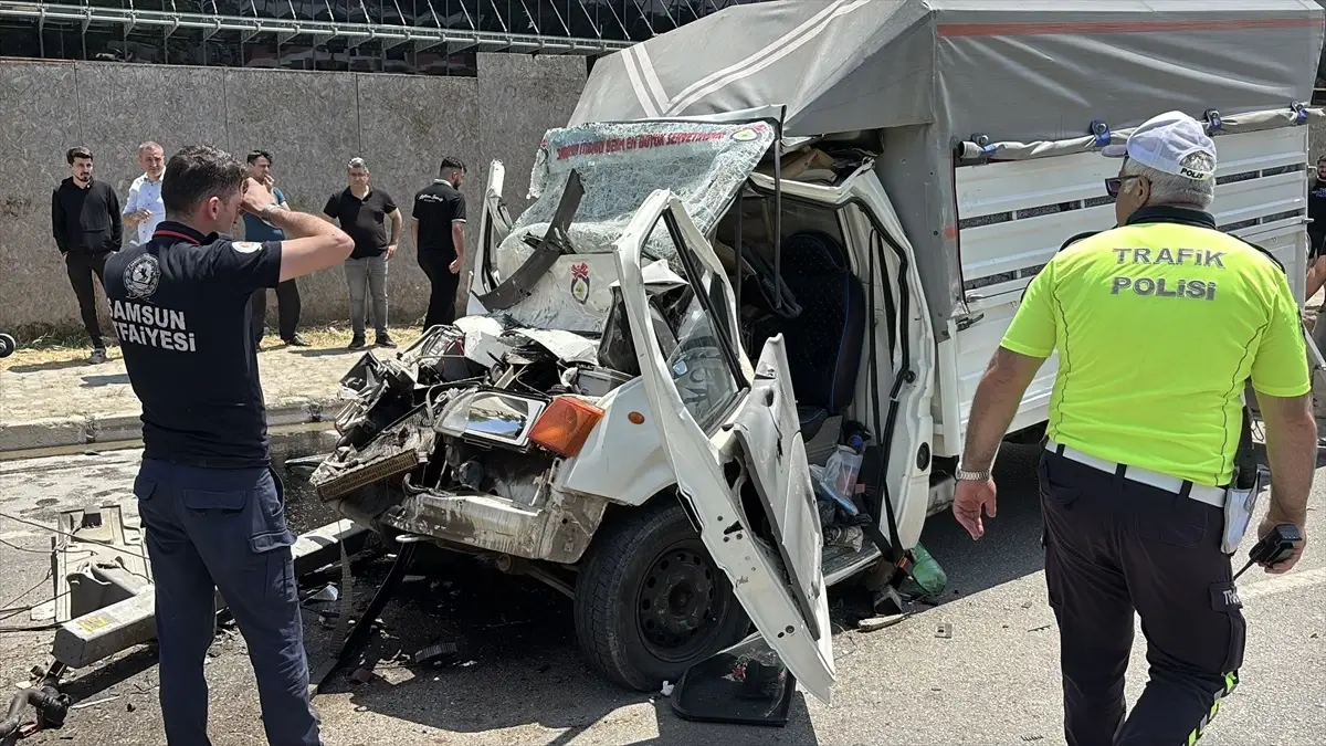Samsun'da Tırla Çarpışan Kamyonet Sürücüsü Yaralandı