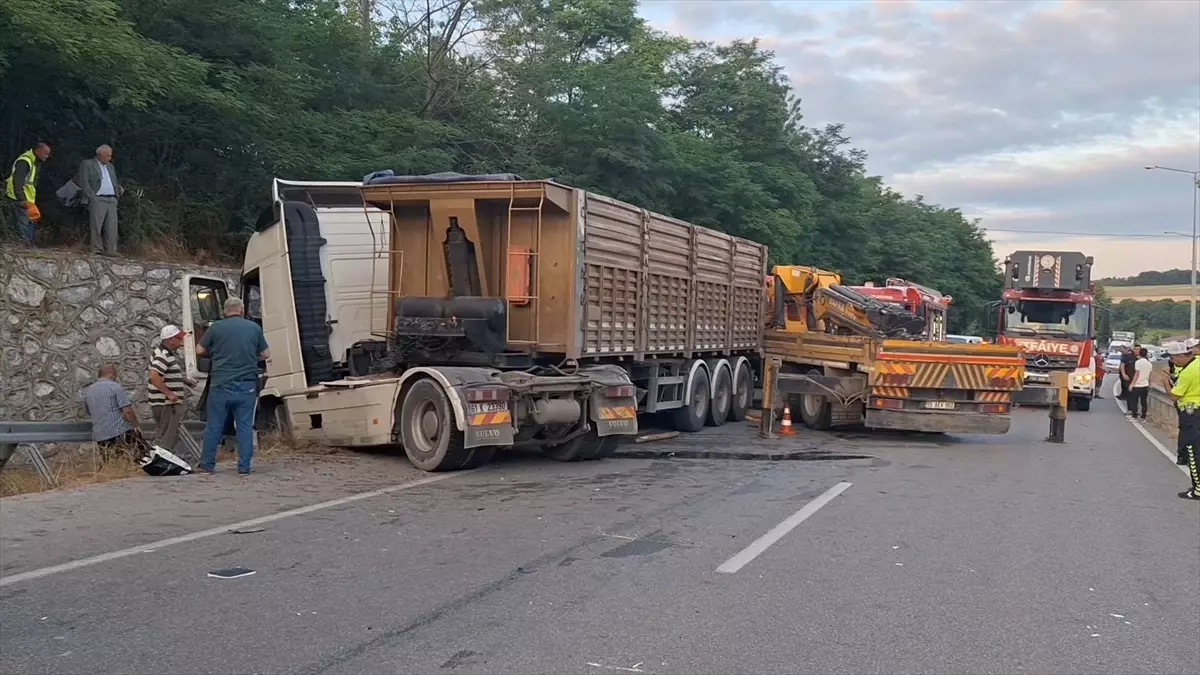 Samsun'da Tır ve Traktör Çarpıştı: 2 Yaralı