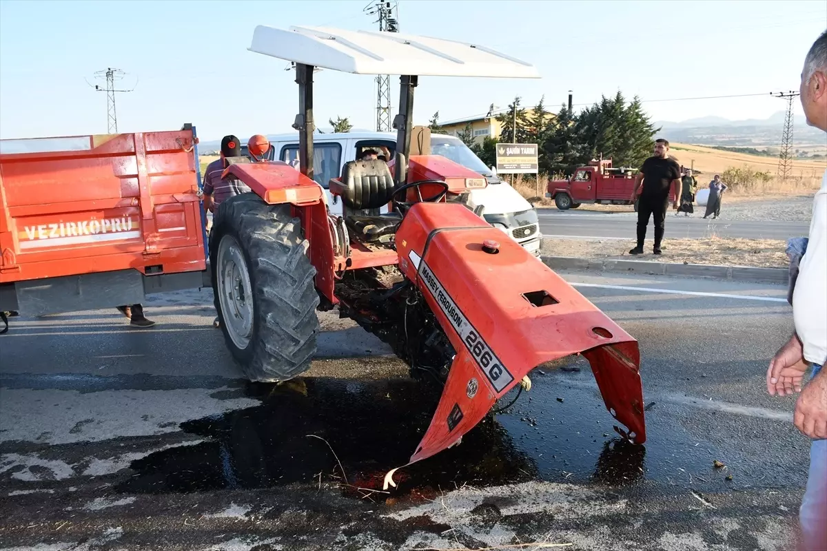 Vezirköprü'de Traktör ve Kamyonet Çarpıştı: 1'i Ağır 4 Yaralı
