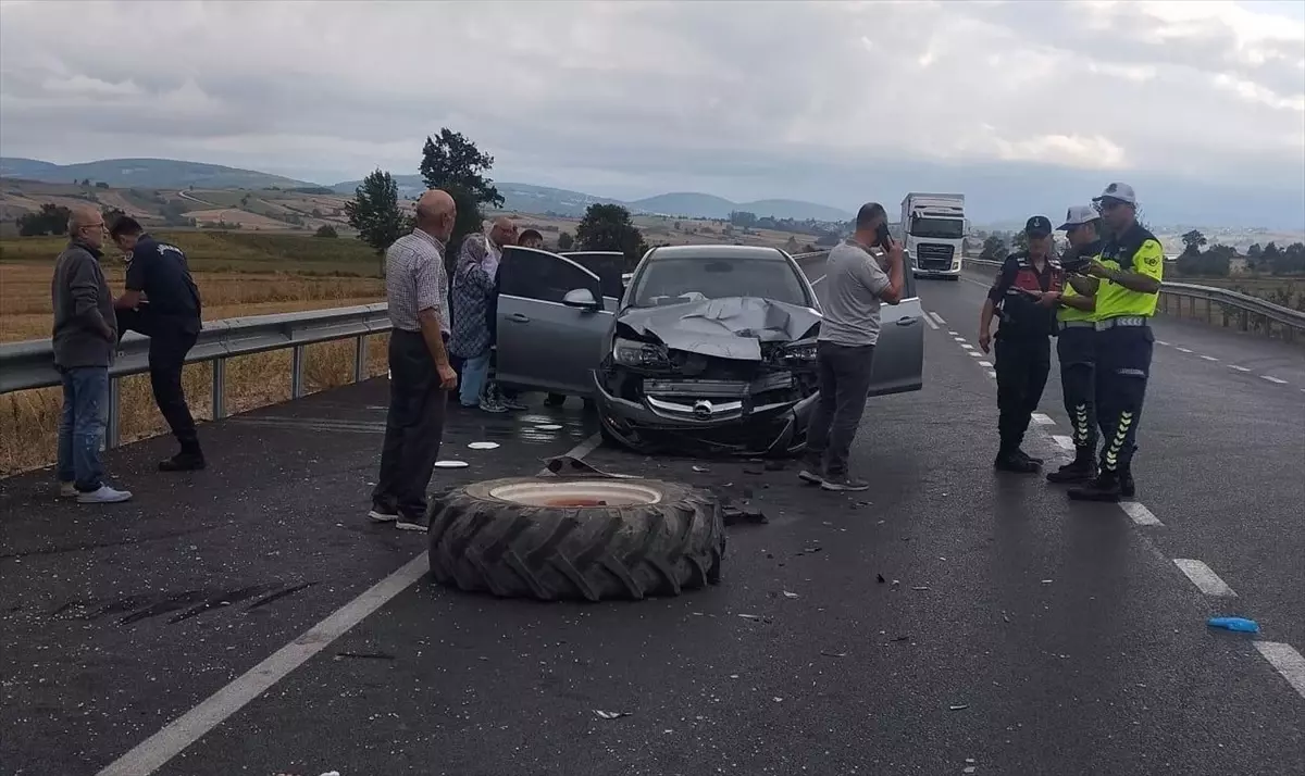 Samsun'da Traktör ve Otomobil Çarpıştı: 4 Yaralı