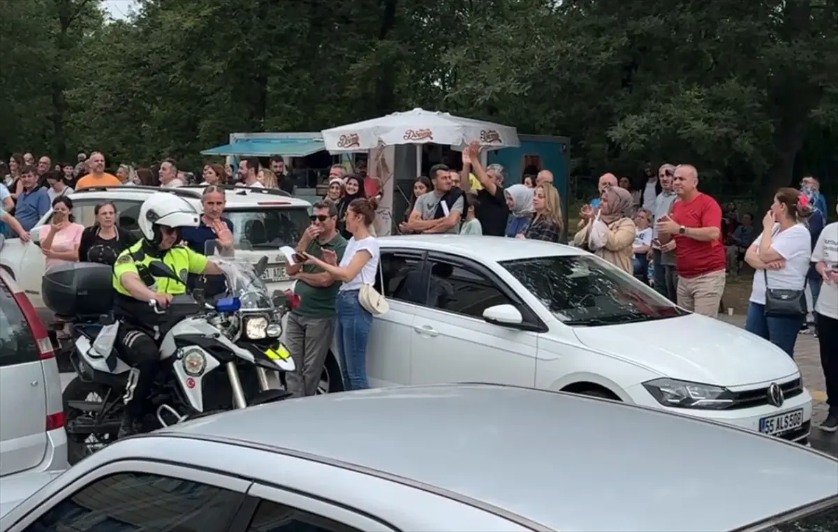 Trafik Polisleri Adayları Sınava Yetiştirdi, Yakınlarından Alkışla Karşılandılar