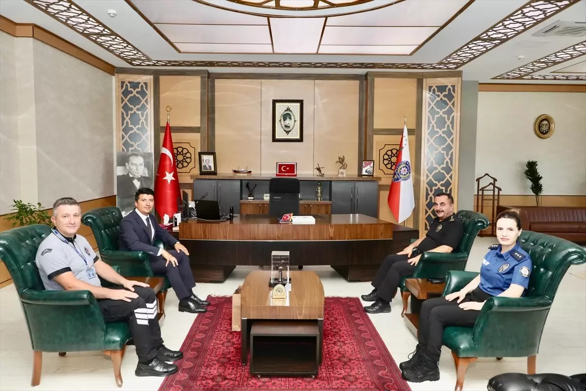 Güvenlik Görevlisi Yaşlı Adamı Dolandırılmaktan Kurtardı