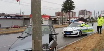 Samsun'da Otomobil Aydınlatma Direğine Çarptı: 2 Yaralı