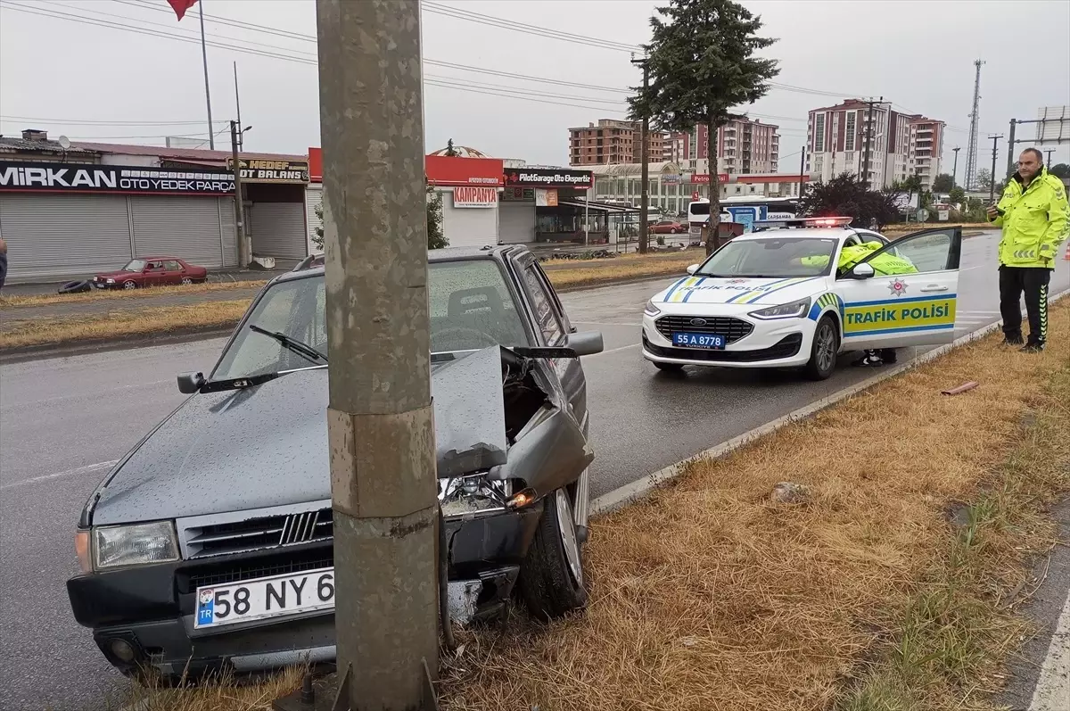 Samsun'da Otomobil Aydınlatma Direğine Çarptı: 2 Yaralı