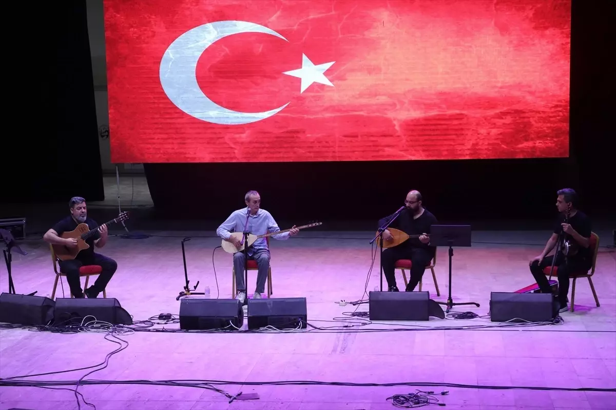 Sanatçı Cengiz Özkan, Hatay'daki konserini şehitler nedeniyle yarıda kesti
