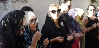 Safiye Soyman, Oğlu İçin Mezarı Başında Dua Etti