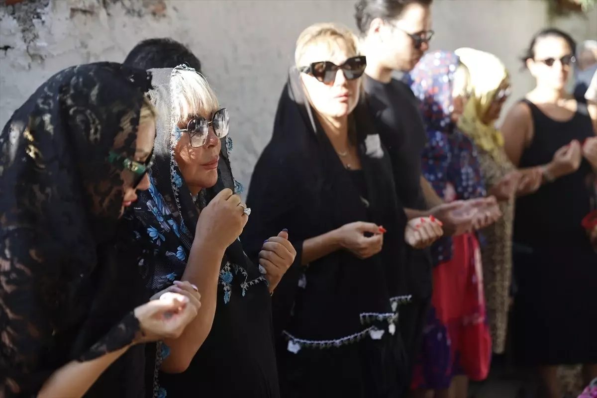 Safiye Soyman, Oğlu İçin Mezarı Başında Dua Etti