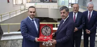 Bakan Kacır, Erzincan'da Belediye ve MHP İl Başkanlığını Ziyaret Etti
