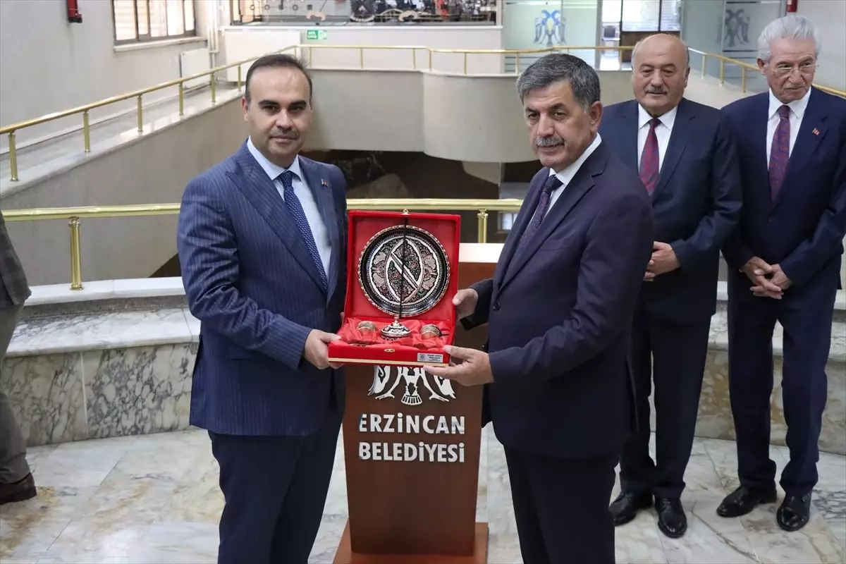Bakan Kacır, Erzincan'da Belediye ve MHP İl Başkanlığını Ziyaret Etti