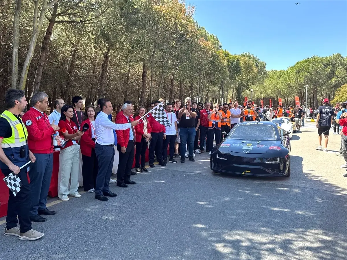 Sanayi ve Teknoloji Bakanı Kacır, Kocaeli'de Elektrikli Araç Yarışları'nı izledi Açıklaması