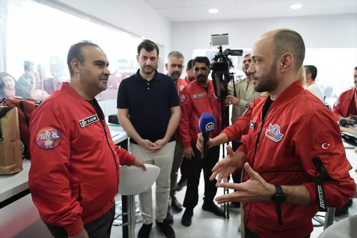 Bakan Kacır, TEKNOFEST İstanbul'da AA Standını Ziyaret Etti