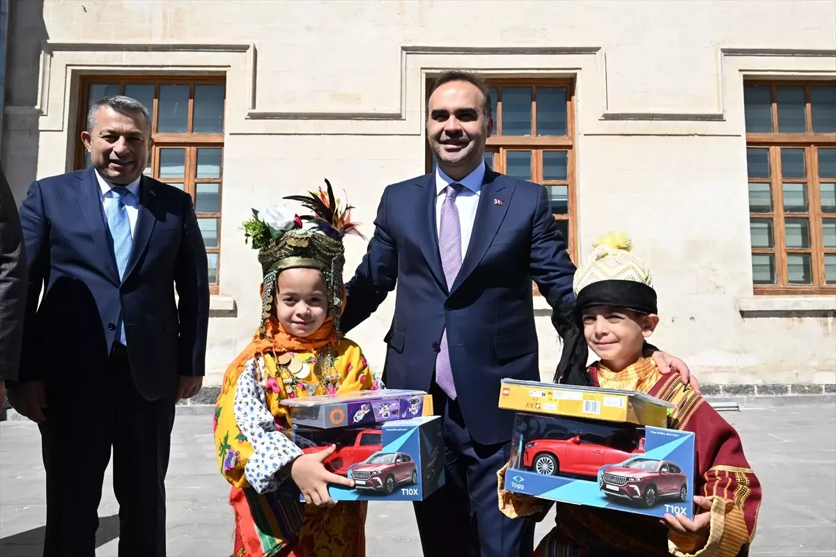 Bakan Kacır Kilis'te Valilik ve AK Parti İl Başkanlığı'nı Ziyaret Etti