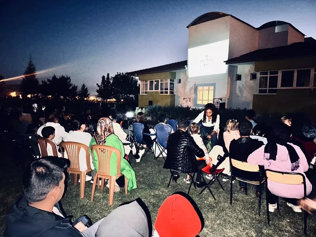 Sandıklı'da açık hava sinema etkinliği düzenlendi