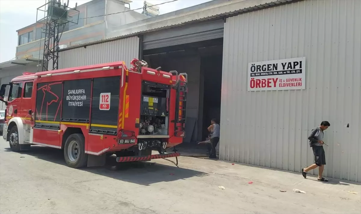 Şanlıurfa'da Eldiven Fabrikasında Yangın Çıktı