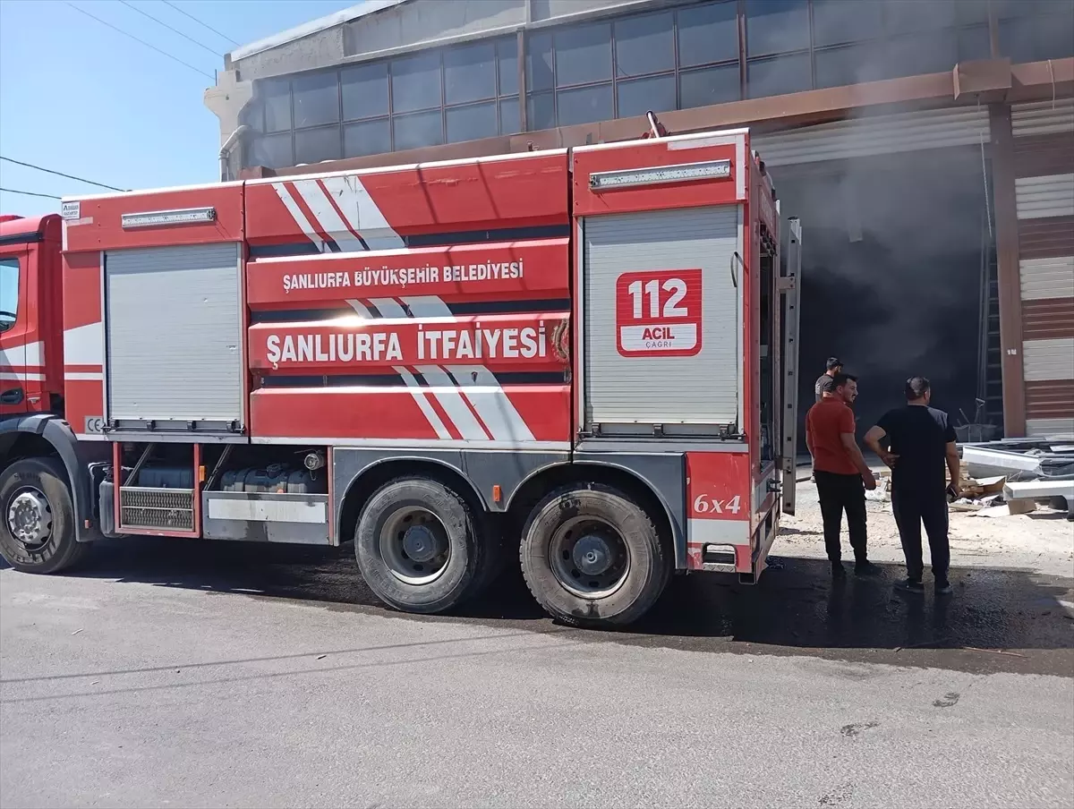 Şanlıurfa'daki Boya Fabrikasında Yangın Çıktı