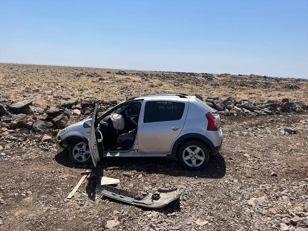 Siverek'te Şarampole Devrilen Otomobilde 2 Yaralı