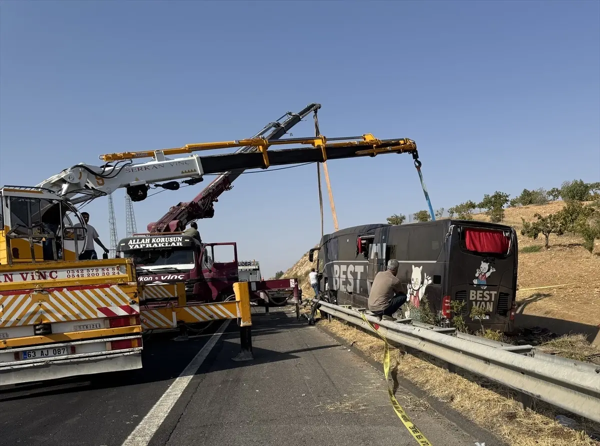 Suruç'ta Yolcu Otobüsü Devrildİ: 27 Yaralı