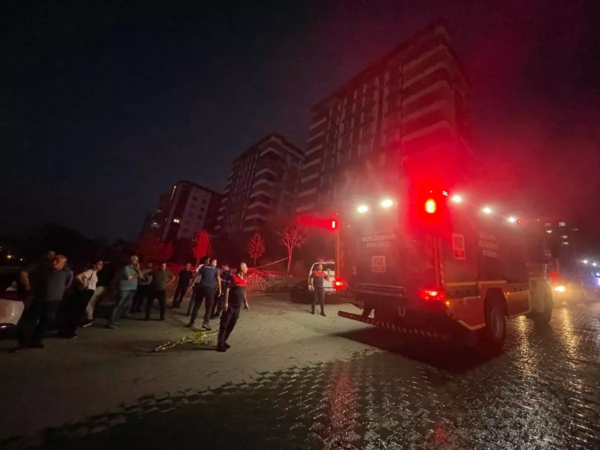 Şanlıurfa'da Apartmanda Yangın: 3 Kişi Dumandan Etkilendi