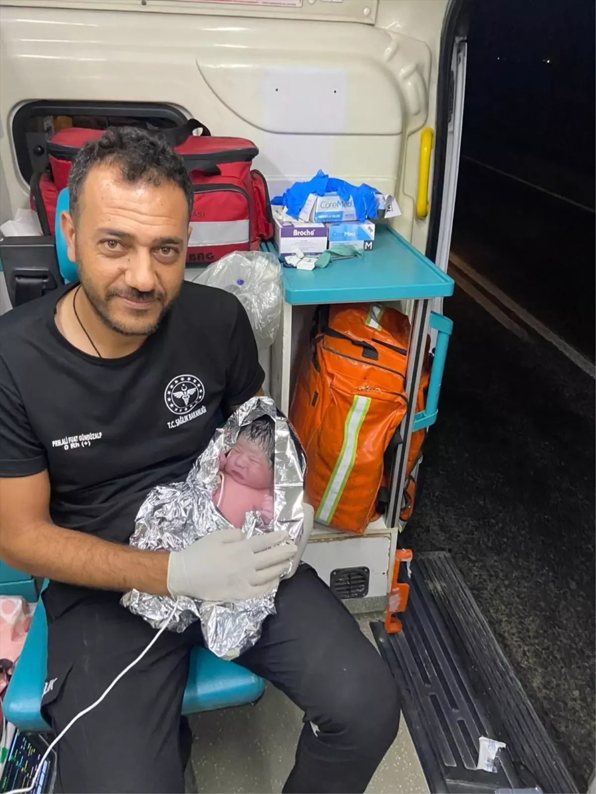 Hamile Kadın Ambulansda Bebeğini Dünyaya Getirdi