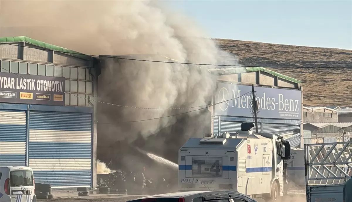 Şanlıurfa'da Hırdavatçıda Çıkan Yangın Kontrol Altına Alındı