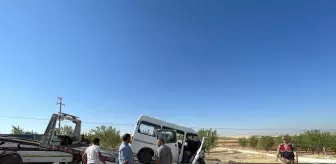 Şanlıurfa'da Tarım İşçilerini Taşıyan Minibüs ile Otomobil Çarpıştı: 10 Yaralı