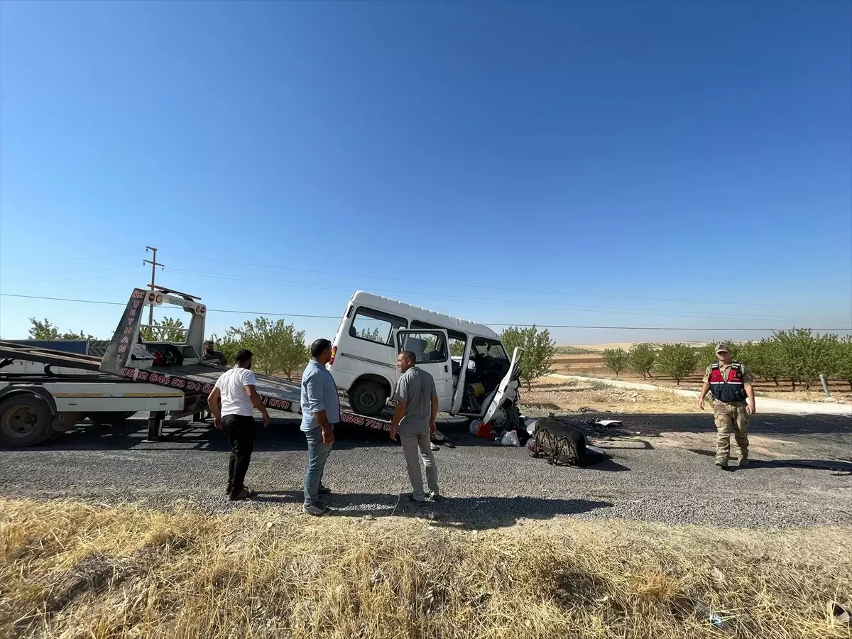 Şanlıurfa'da Tarım İşçilerini Taşıyan Minibüs ile Otomobil Çarpıştı: 10 Yaralı