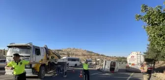 Şanlıurfa'da İşçi Servisiyle Otomobil Çarpıştı: 13 Yaralı