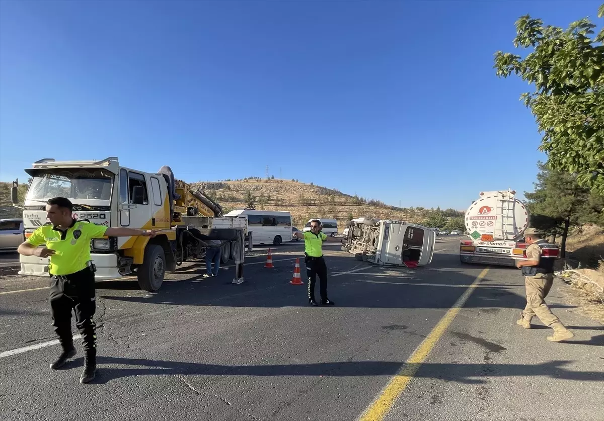 Şanlıurfa'da İşçi Servisiyle Otomobil Çarpıştı: 13 Yaralı