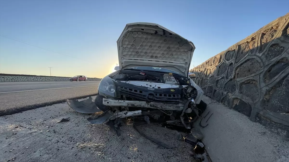 Şanlıurfa'da Otomobilin İstitinat Duvarına Çarpması Sonucu 4 Yaralı
