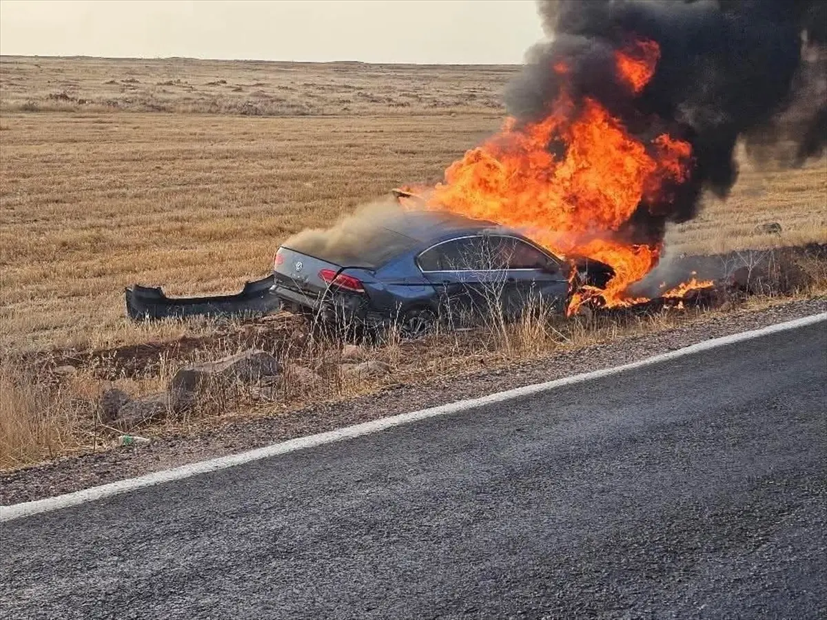 Şanlıurfa'da Kaza Yapan Otomobilde Yangın Çıktı
