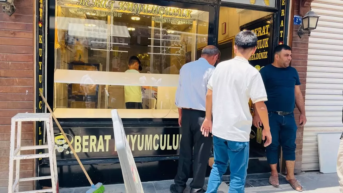 Şanlıurfa'da Kuyumcu Soygunu Girişimi Güvenlik Kamerasında