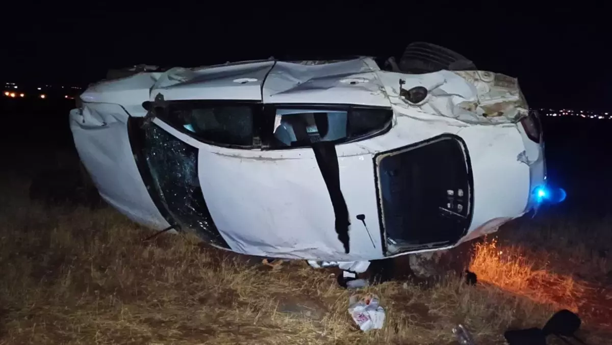 Siverek'te Otomobil Şarampole Devrildi: 3 Yaralı