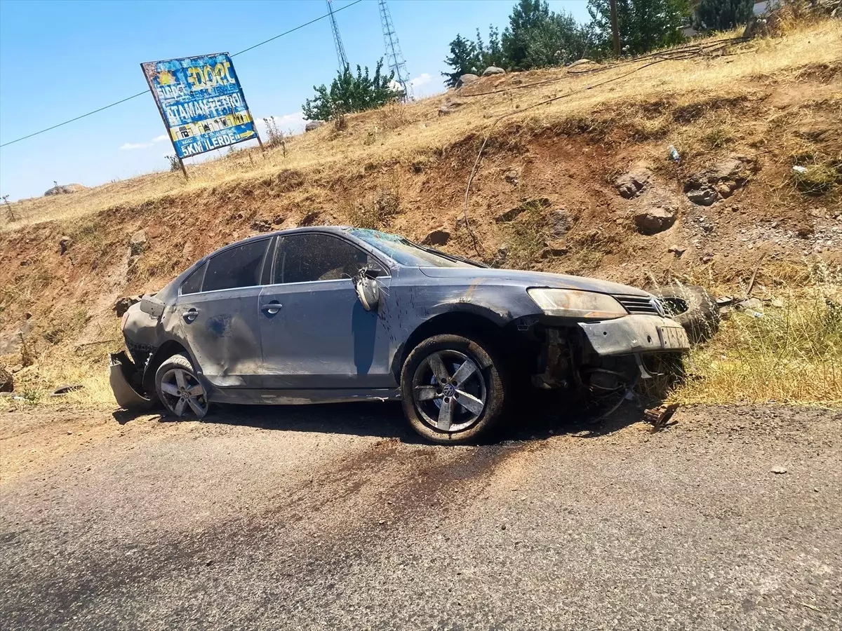 Şanlıurfa'da Şarampole Devrilen Otomobilde 3 Yaralı