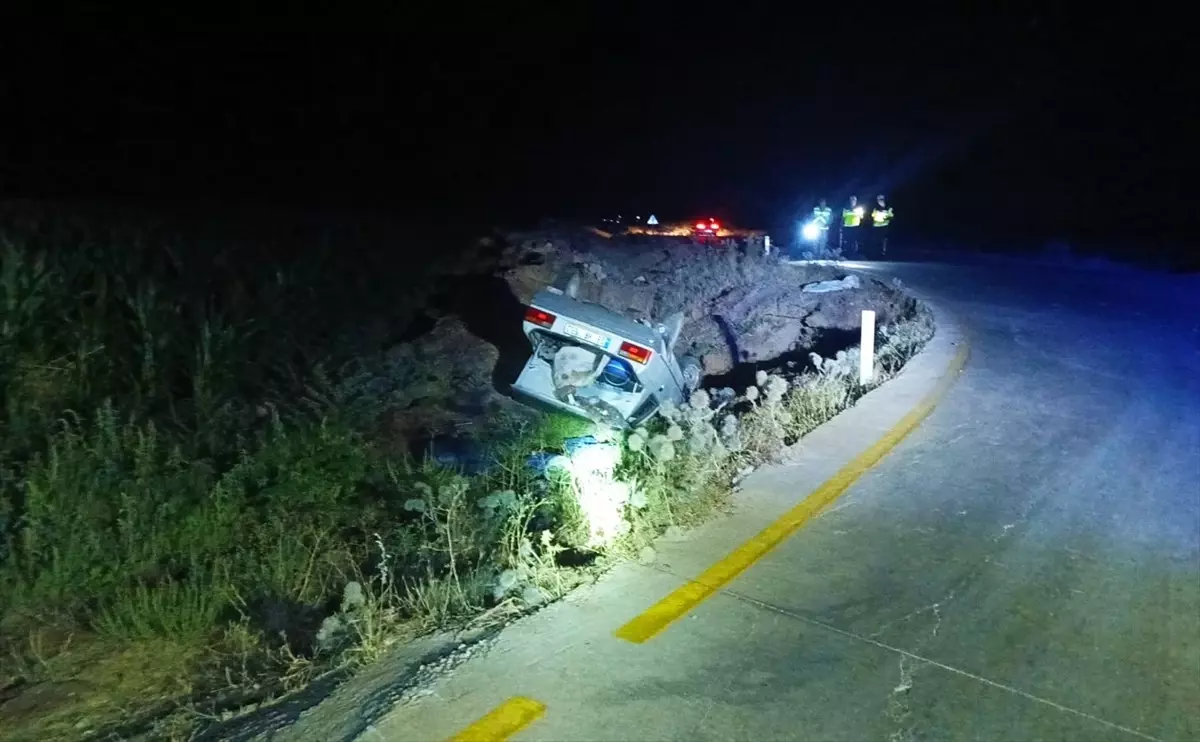 Şanlıurfa'da Şarampole Devrilen Otomobilde 3 Yaralı