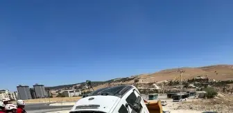 Haliliye'de Şarampole Düşen Kamyonun Sürücüsü Kurtarıldı