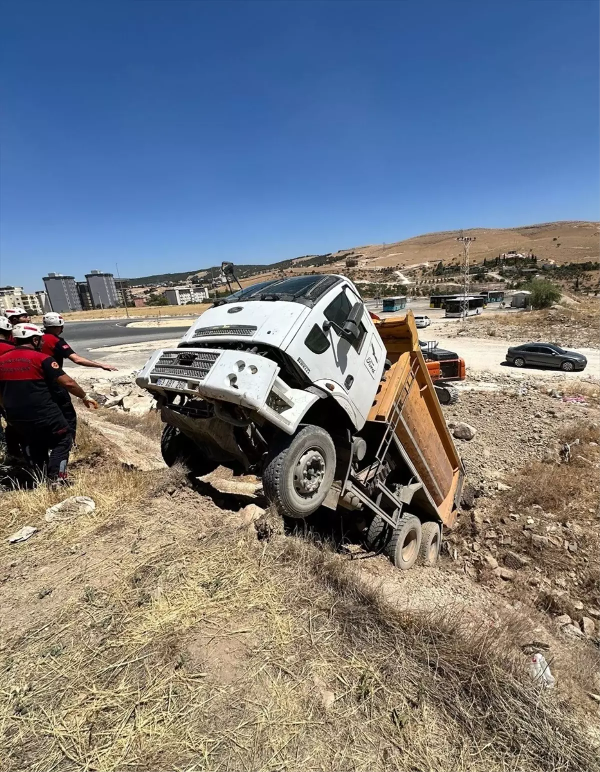 Haliliye'de Şarampole Düşen Kamyonun Sürücüsü Kurtarıldı