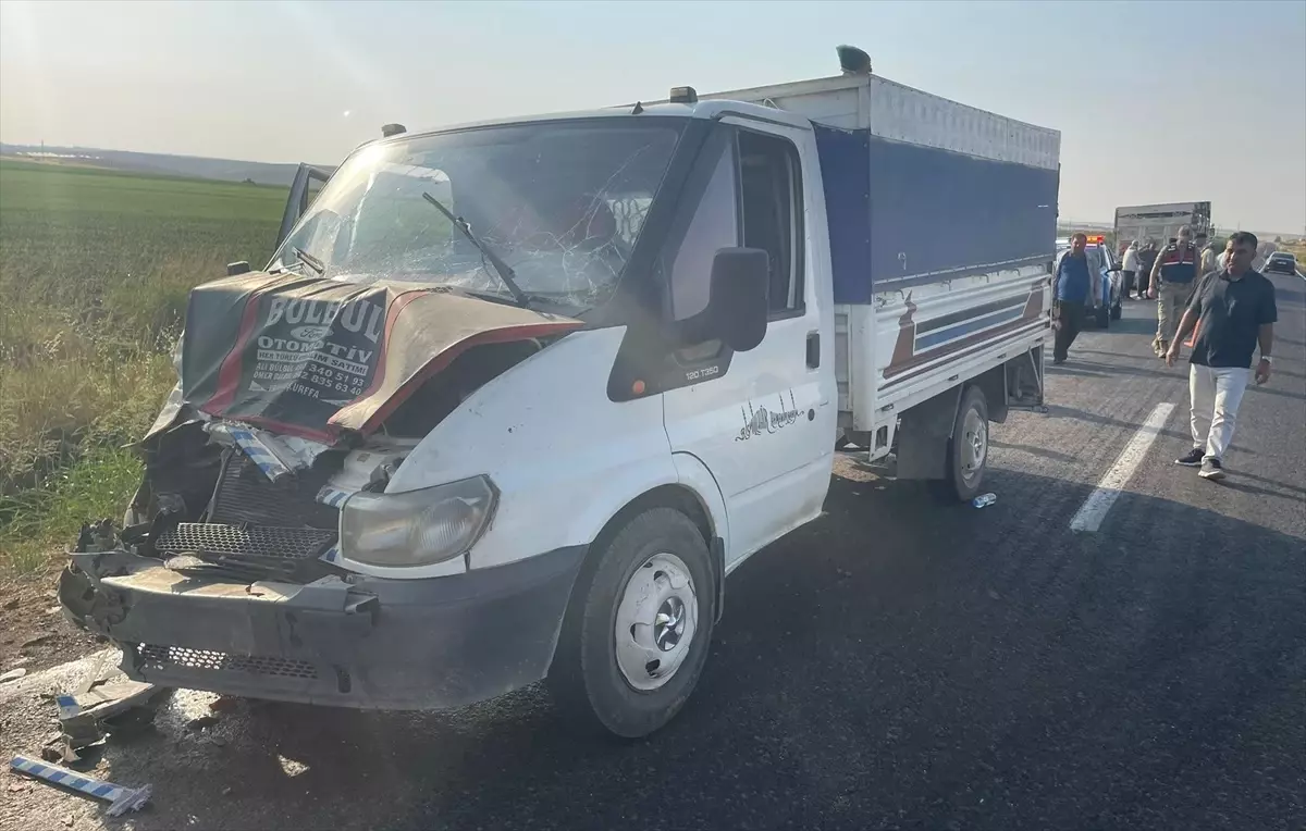 Şanlıurfa'da Tarım İşçilerini Taşıyan Kamyonet Çarpıştı: 11 Yaralı