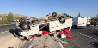 Şanlıurfa'da Tarım İşçilerini Taşıyan Minibüs Devrildi: 19 Yaralı