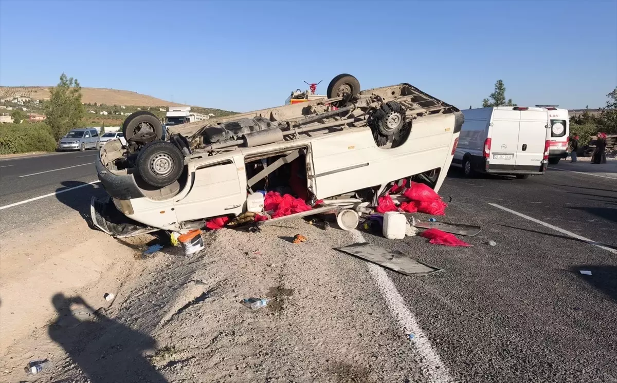 Şanlıurfa'da Tarım İşçilerini Taşıyan Minibüs Devrildi: 19 Yaralı