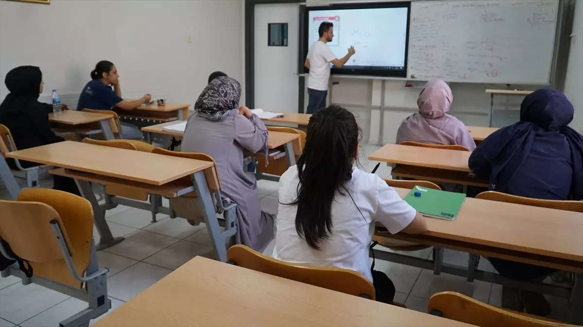 Şanlıurfa'da Ücretsiz Yaz Kursu ile Gençler Sınavlara Hazırlanıyor