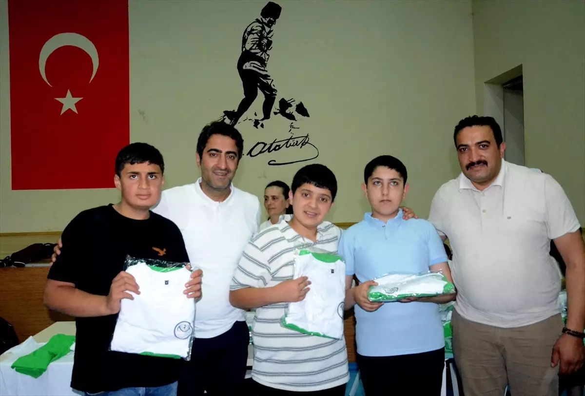 Sarıkamış Belediyesi'nden Genç Sporculara Forma Hediyesi