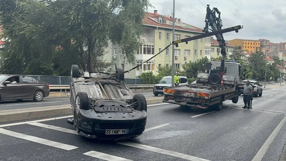 Sarıyer'de Ters Dönen Araçta Sürücü Yaralandı