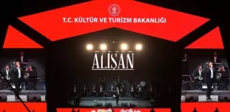 Bingöl'de 'Bir Anadolu Şenliği' kapsamında Alişan konser verdi
