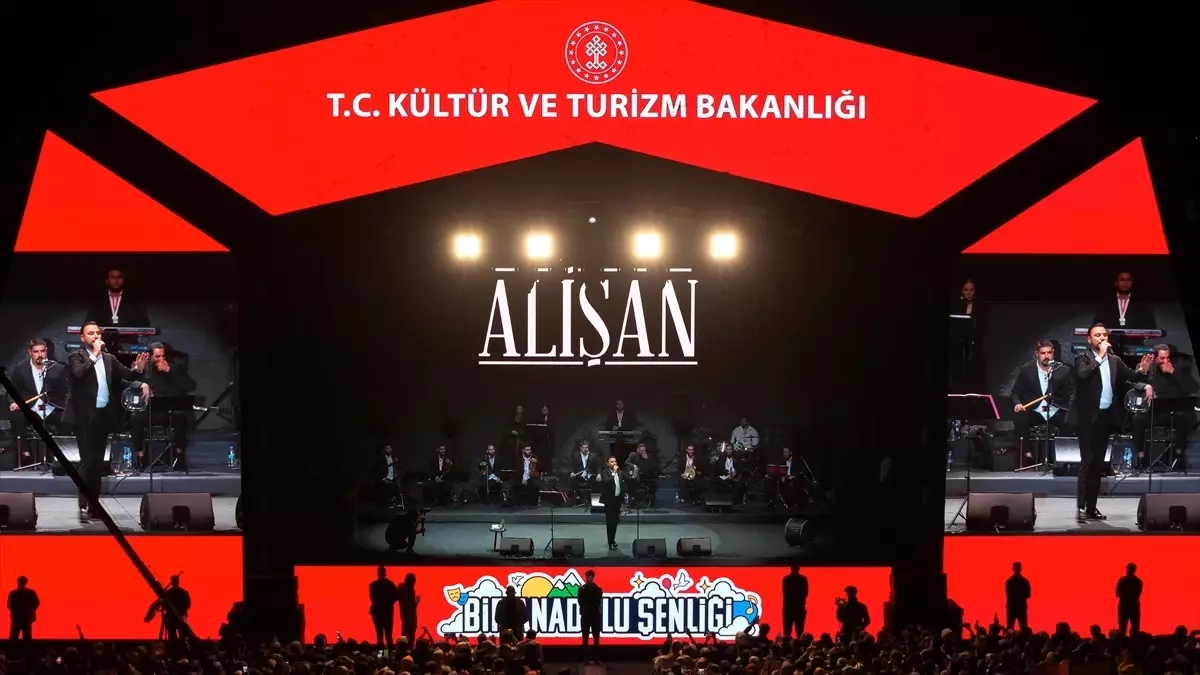 Bingöl'de 'Bir Anadolu Şenliği' kapsamında Alişan konser verdi