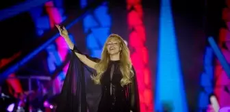 Derya Uluğ, Van Kültür Yolu Festivali'nde Hayranlarıyla Buluştu