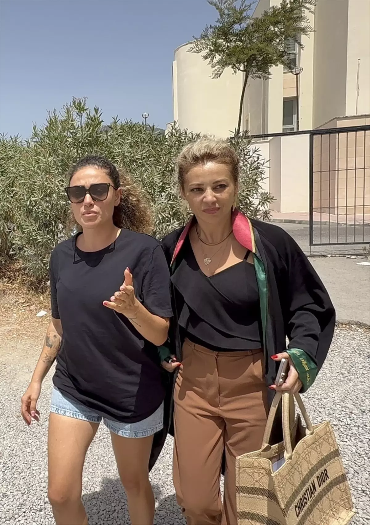 Şarkıcı Dilan Çıtak Gözaltına Alındı, Adli Kontrolle Serbest Bırakıldı