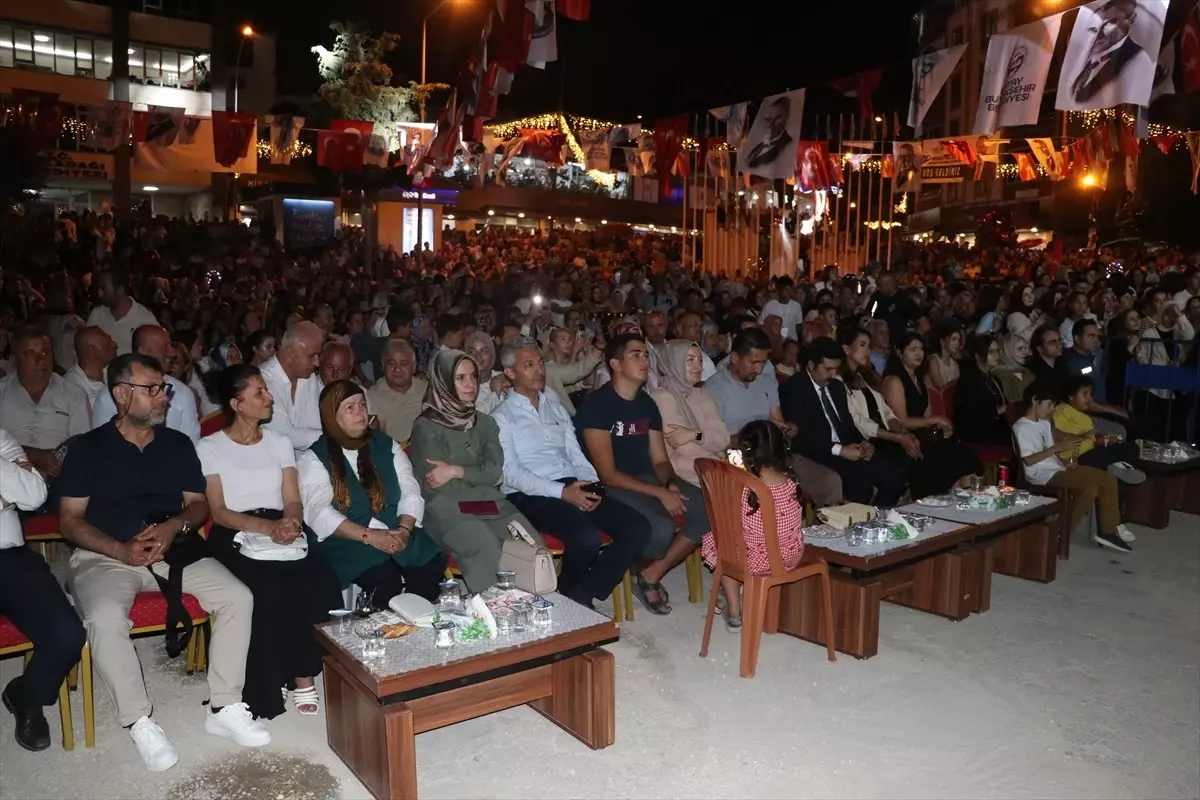 İlyas Yalçıntaş, Yayladağı Kültür Sanat Festivali'nde Konser Verdi